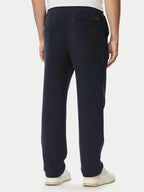 Vista traseira das calças BOSS Regular Fit azul-marinho para homem em algodão elástico com bolsos traseiros e corte confortável.