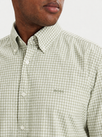 Detalhe do colarinho da camisa BOSS Regular Fit para homem com padrão Vichy verde e logótipo bordado no peito.