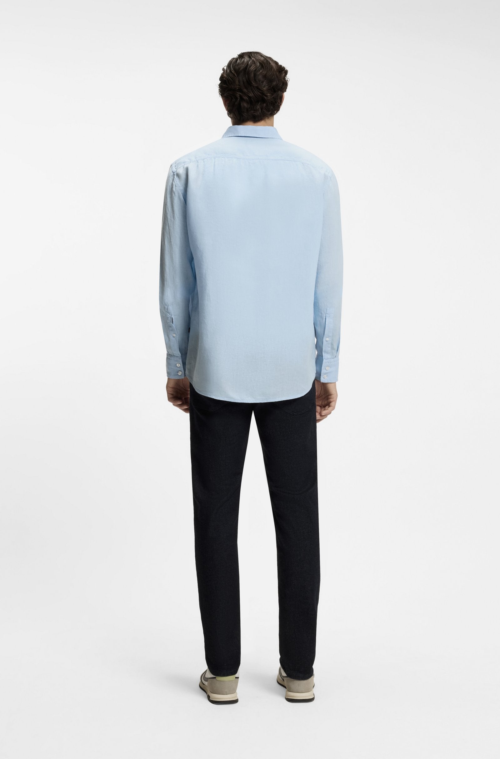 Modelo de costas com a camisa de linho azul claro da BOSS para homem.
