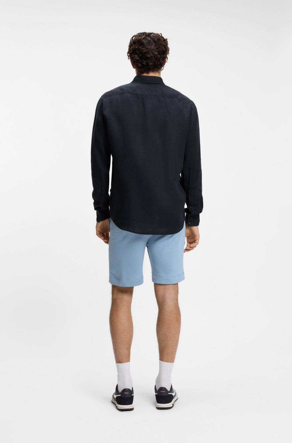 Modelo de costas com a camisa de linho azul marinho da BOSS para homem.