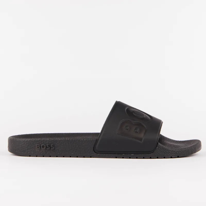 Chinelo com logo BOSS tira larga - preto vista lateral detalhe logo
