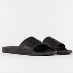 Chinelo com logo BOSS tira larga - preto vista diagonal
