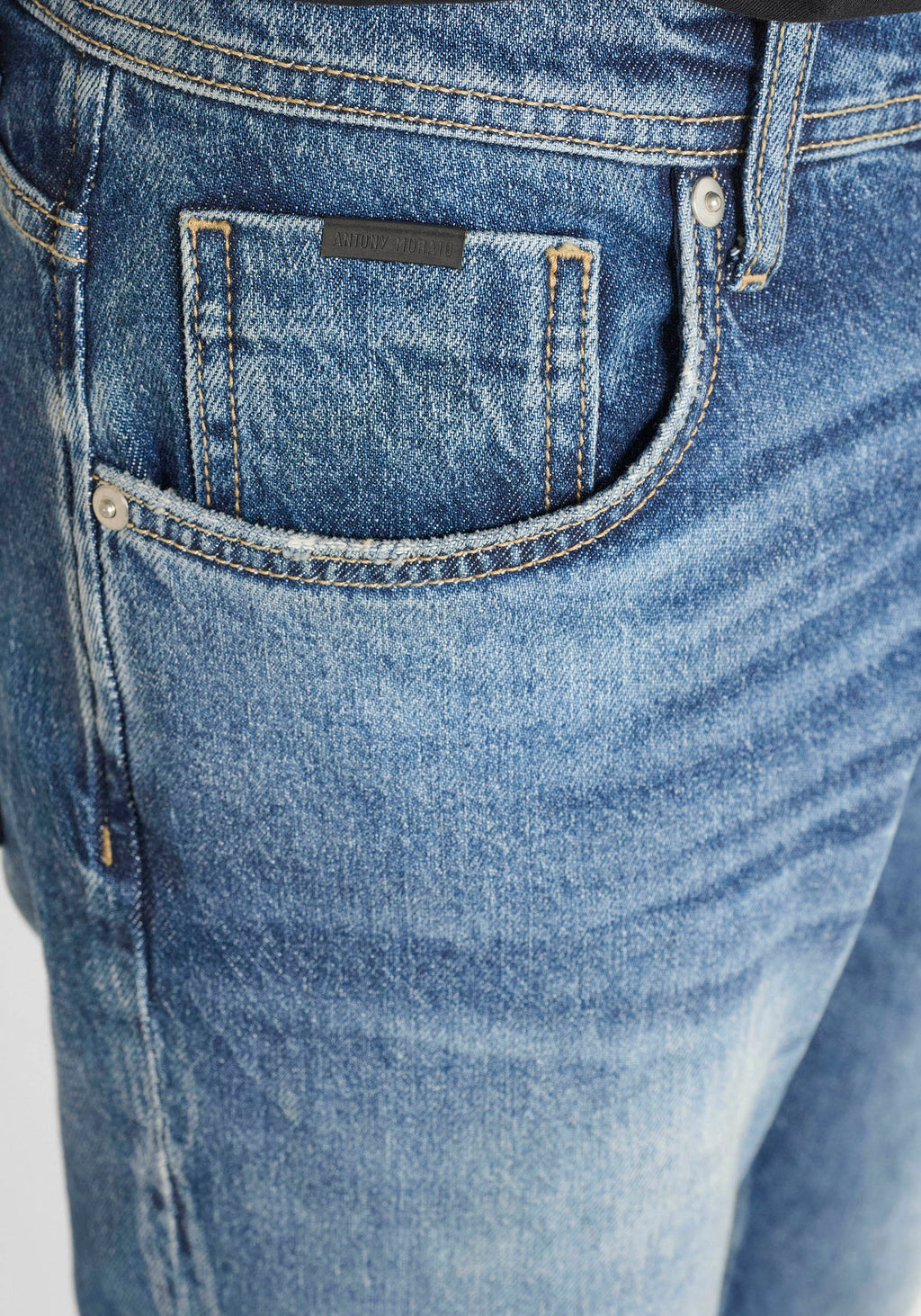 detalhe dos jeans de ganga slim fit antony morato