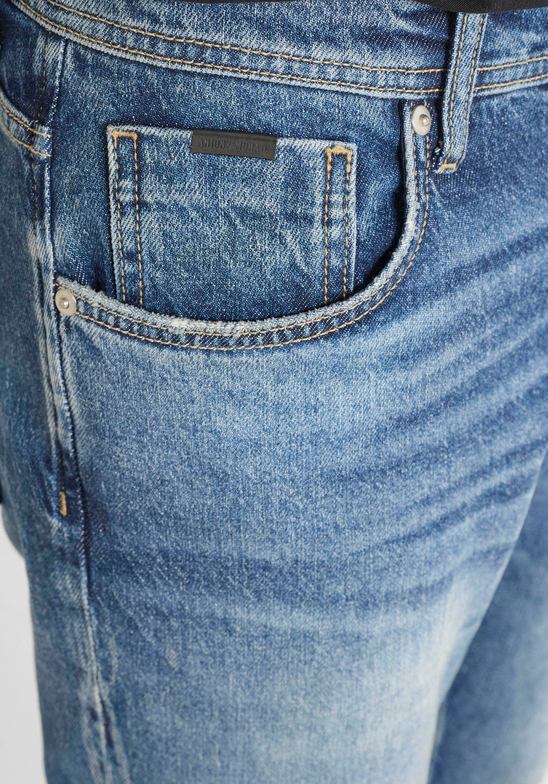 detalhe dos jeans de ganga slim fit antony morato