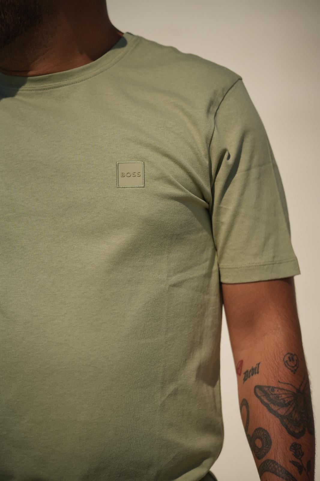 Modelo com t-shirt boss, detalhe do logo