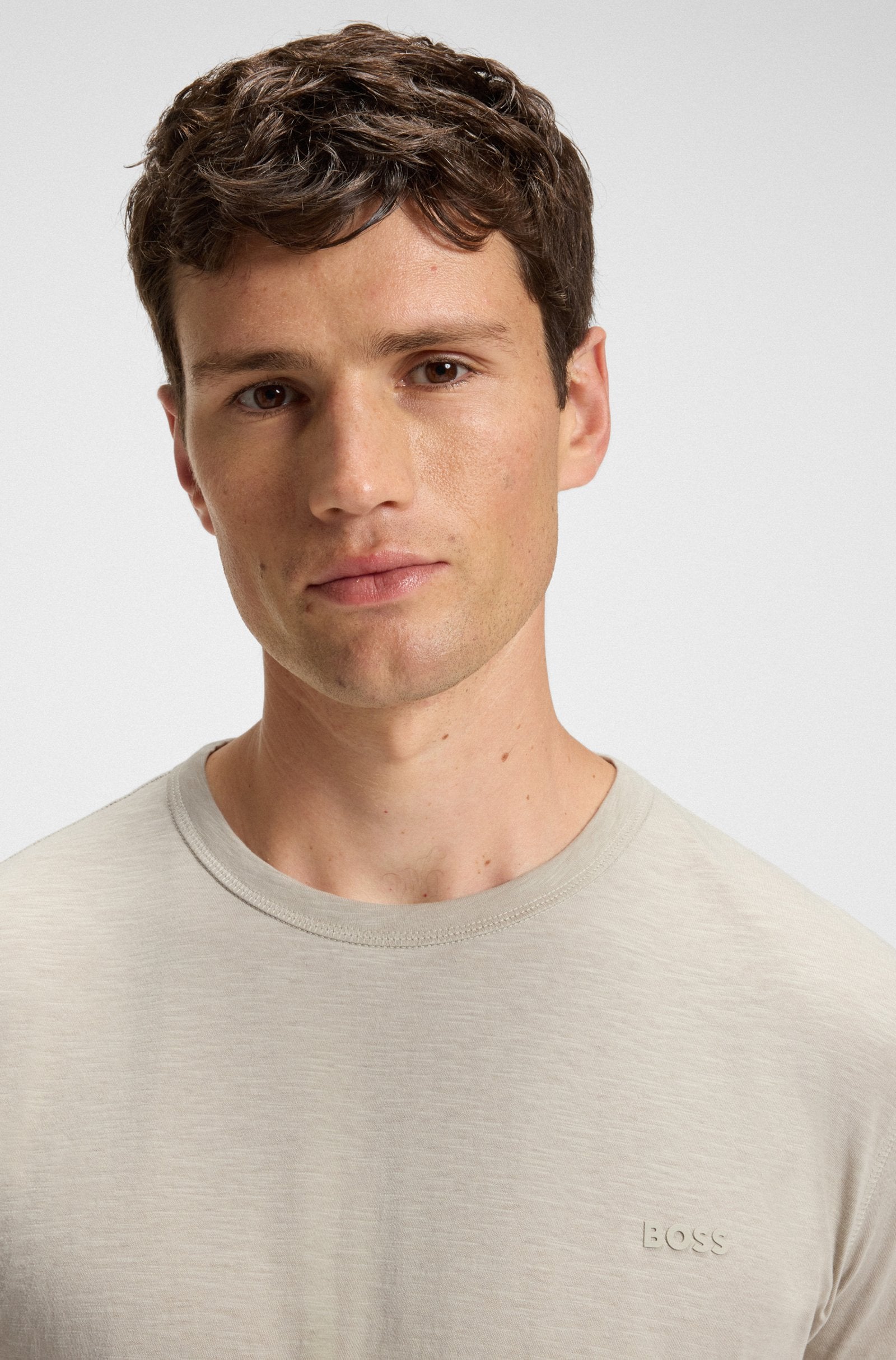 T-shirt básica com logotipo discreto BOSS