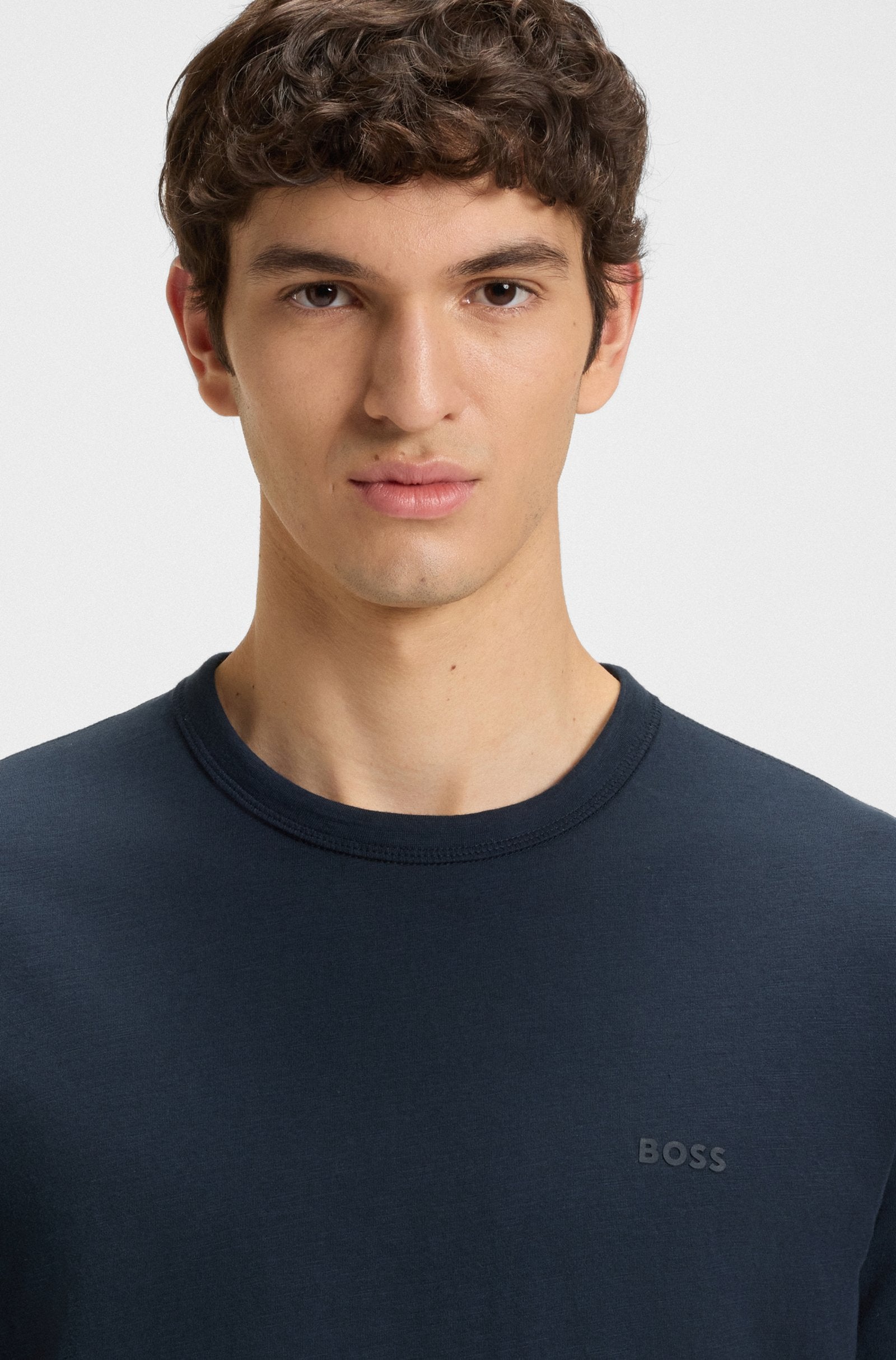 T-shirt básica com logotipo discreto BOSS