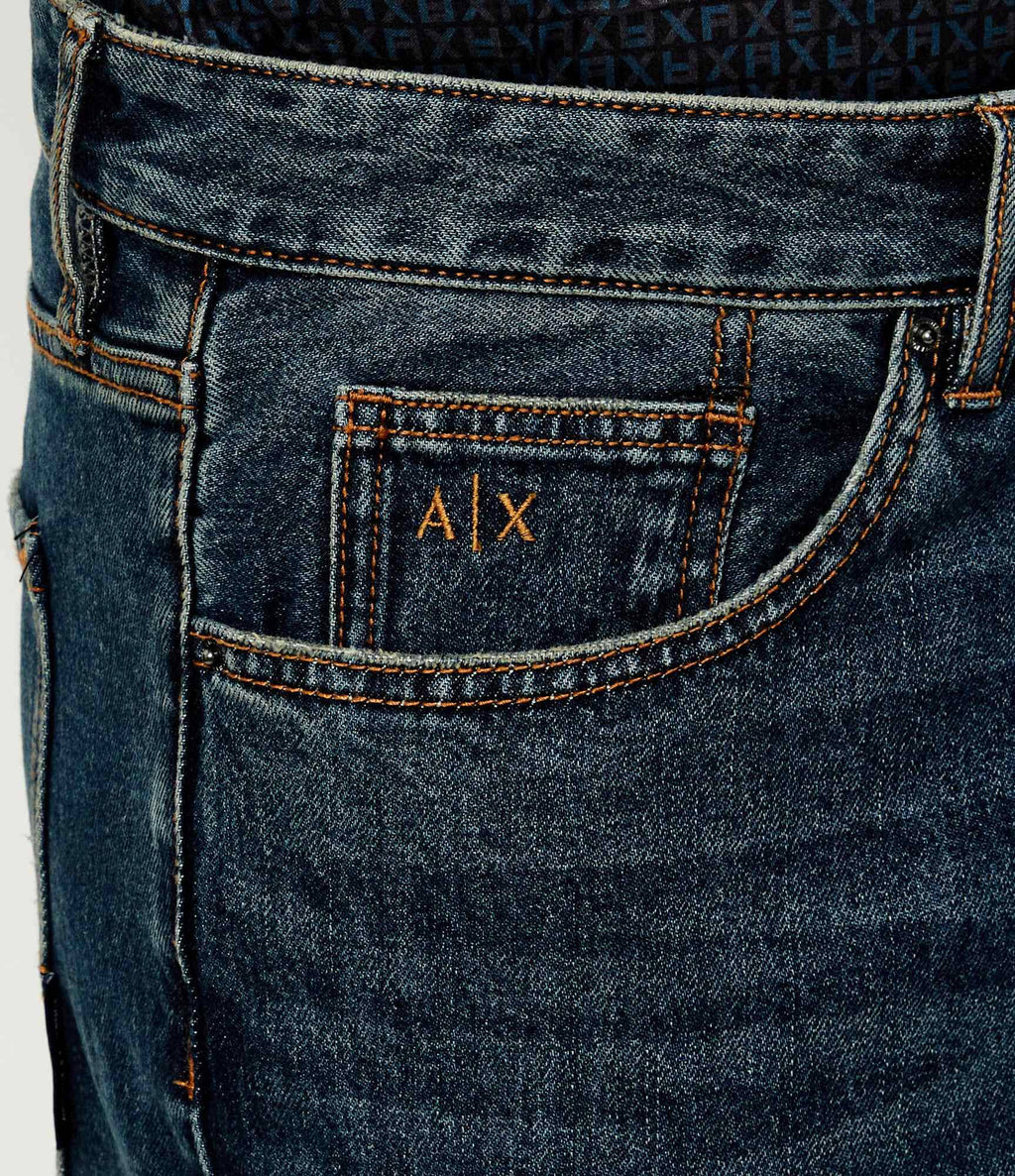 Pormenor dos acabamentos das jeans Armani Exchange J13 Comfort Slim. 