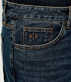 Pormenor dos acabamentos das jeans Armani Exchange J13 Comfort Slim. 