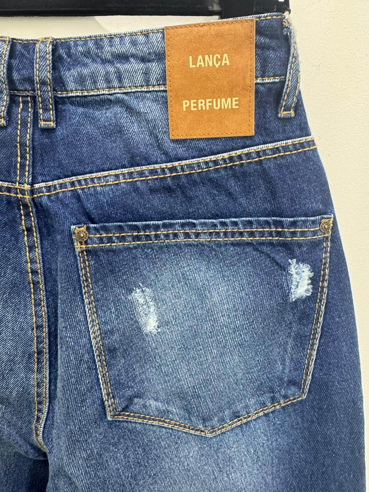 Jeans Mom Super High Luna Lança Perfume - etiqueta traseira logo ganga azul média