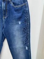 Jeans Mom Super High Luna Lança Perfume - detalhe bordado lateral inscrição ganga azul