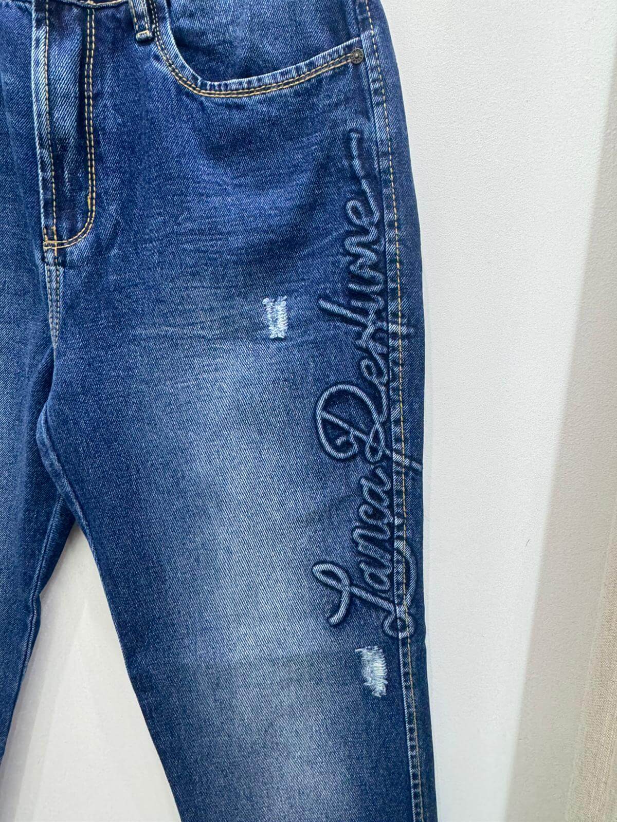 Jeans Mom Super High Luna Lança Perfume - detalhe bordado lateral inscrição ganga azul