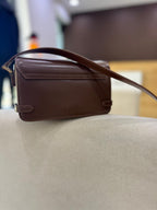 Mala castanha em pele ELEH com fecho dourado e alça tiracolo