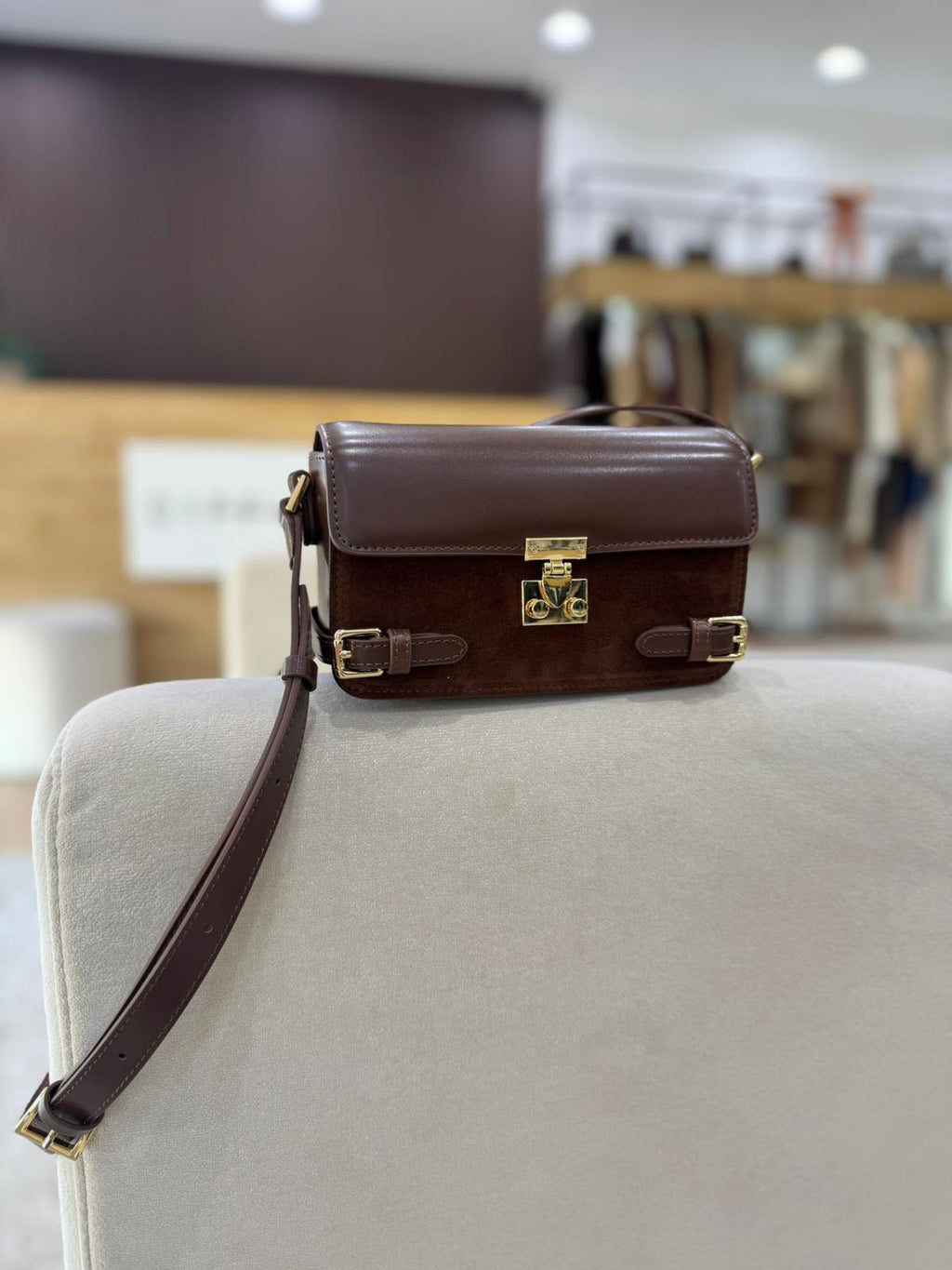 Mala castanha em pele ELEH com fecho dourado e alça tiracolo