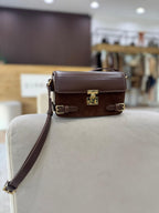 Mala castanha em pele ELEH com fecho dourado e alça tiracolo