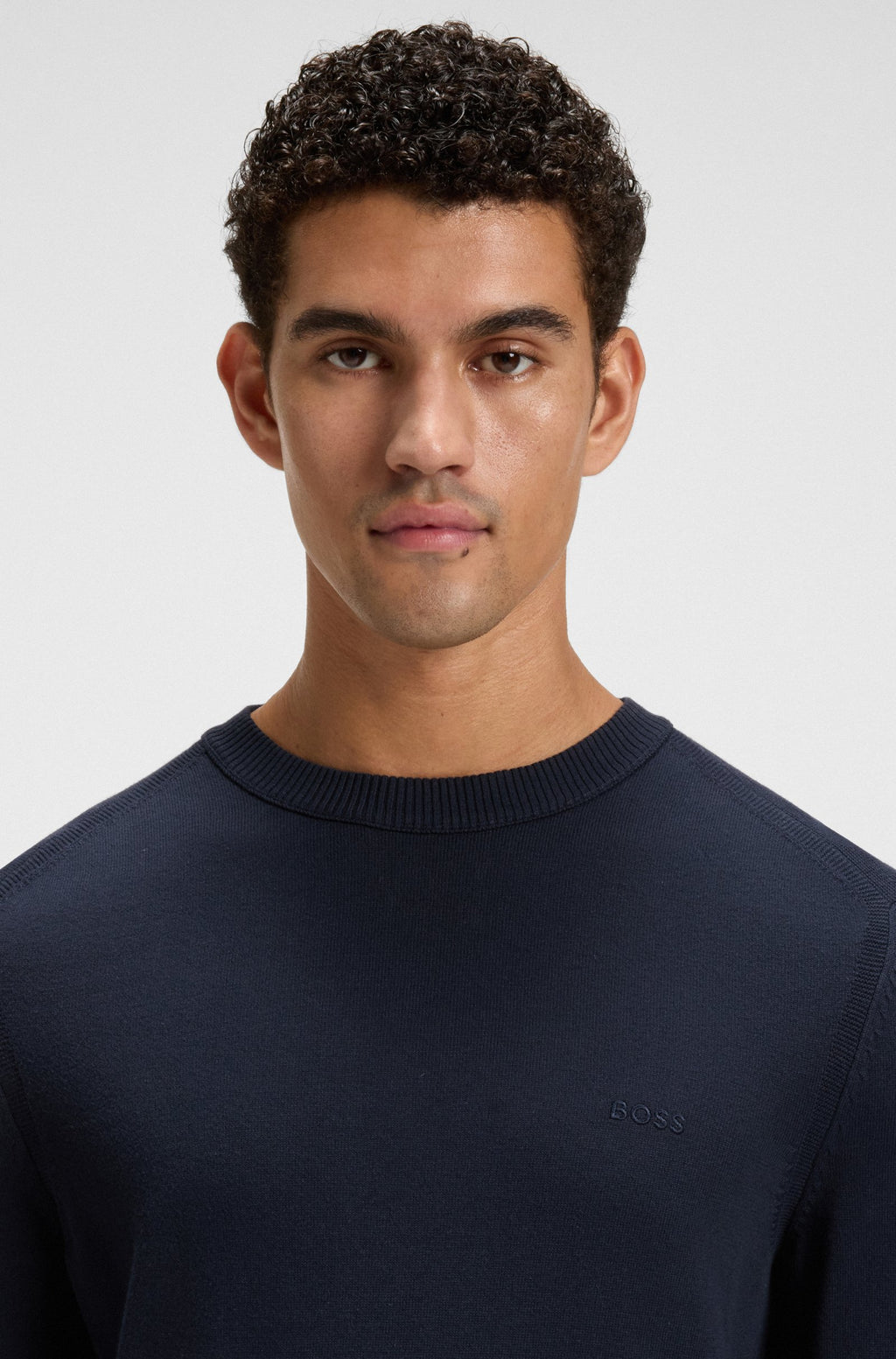 modelo com camisola em malha de algodão BOSS bordado azul marinho