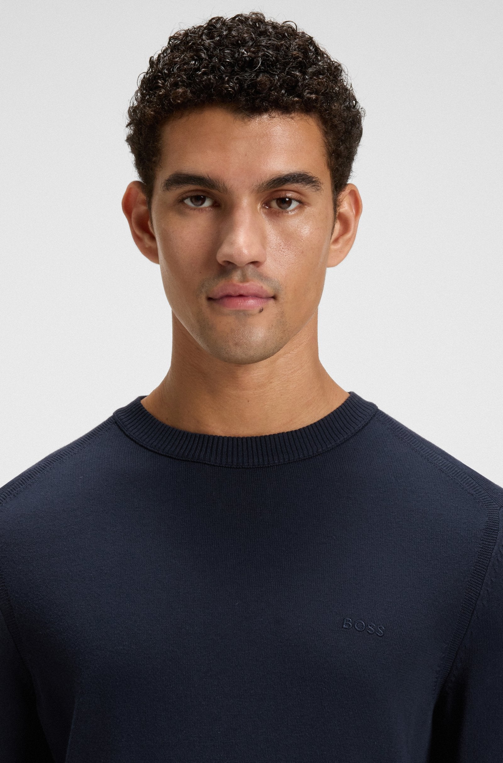 modelo com camisola em malha de algodão BOSS bordado azul marinho