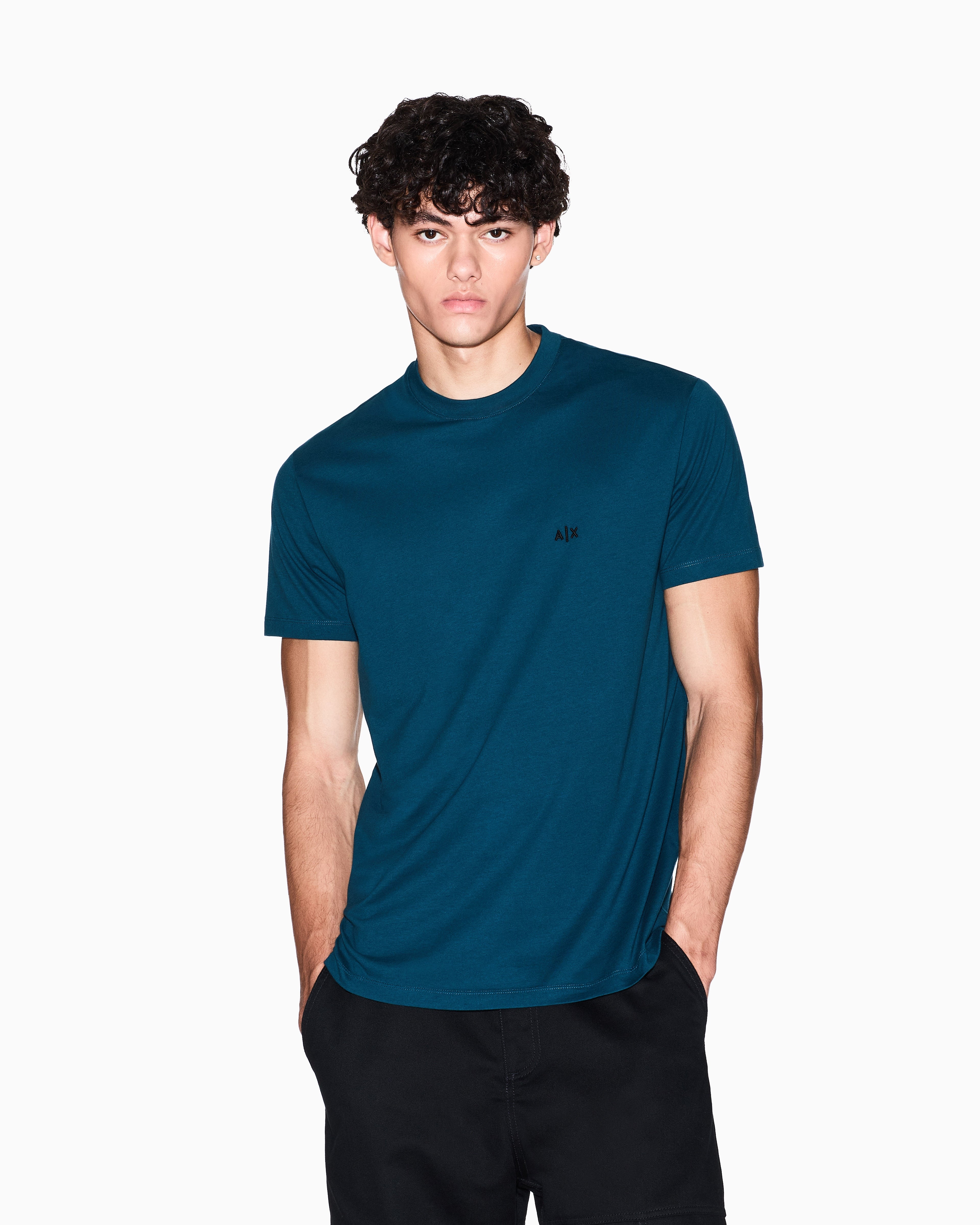 modelo com T-shirt básica de corte regular Armani Exchange na cor azul, vista frente