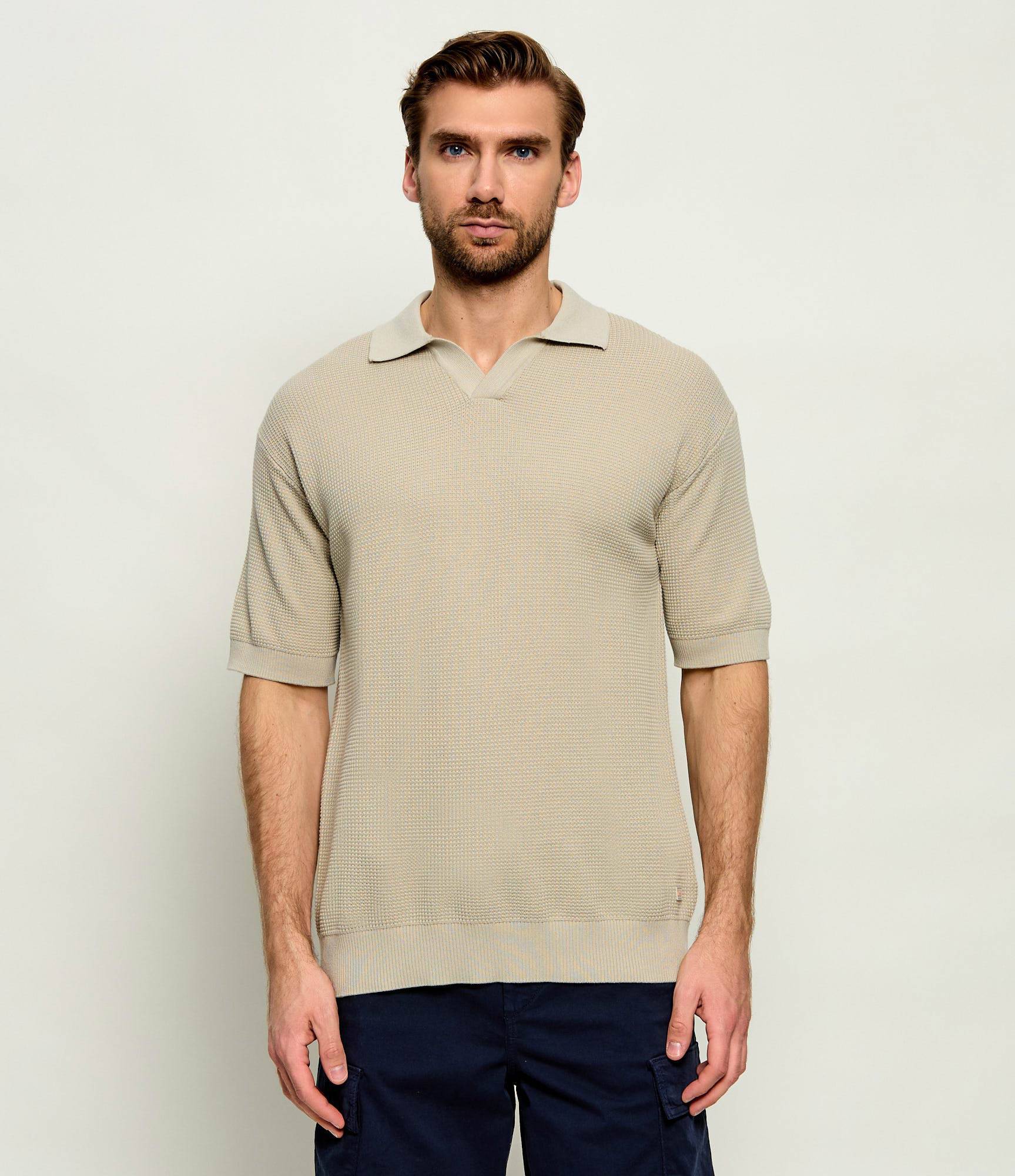 Vista frontal do polo de malha Kocello, na cor bege para homem em 100% algodão.
