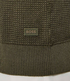 Pormenor do logótipo BOSS e da malha texturada do Polo Kocello da Boss para homem.