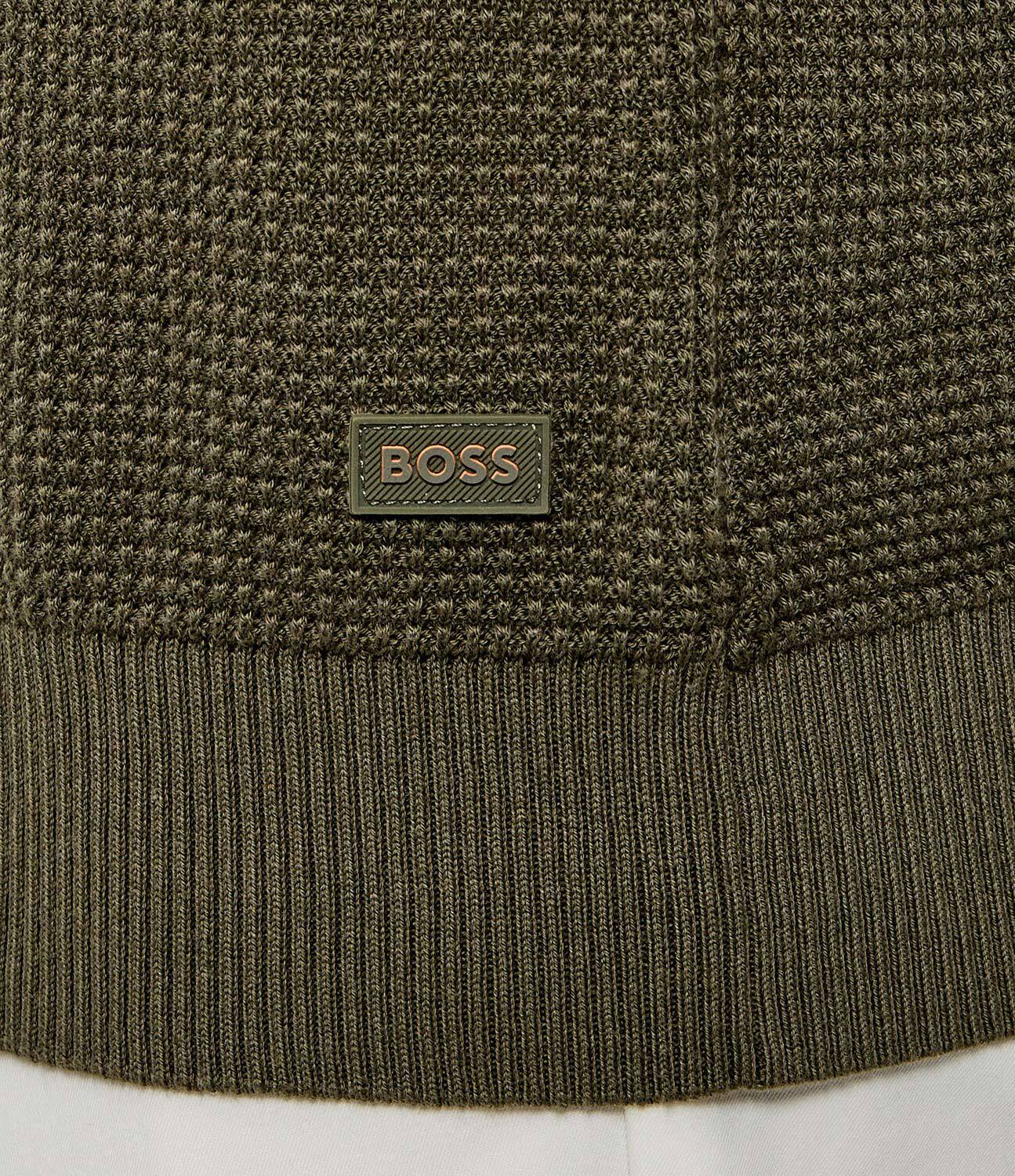 Pormenor do logótipo BOSS e da malha texturada do Polo Kocello da Boss para homem.