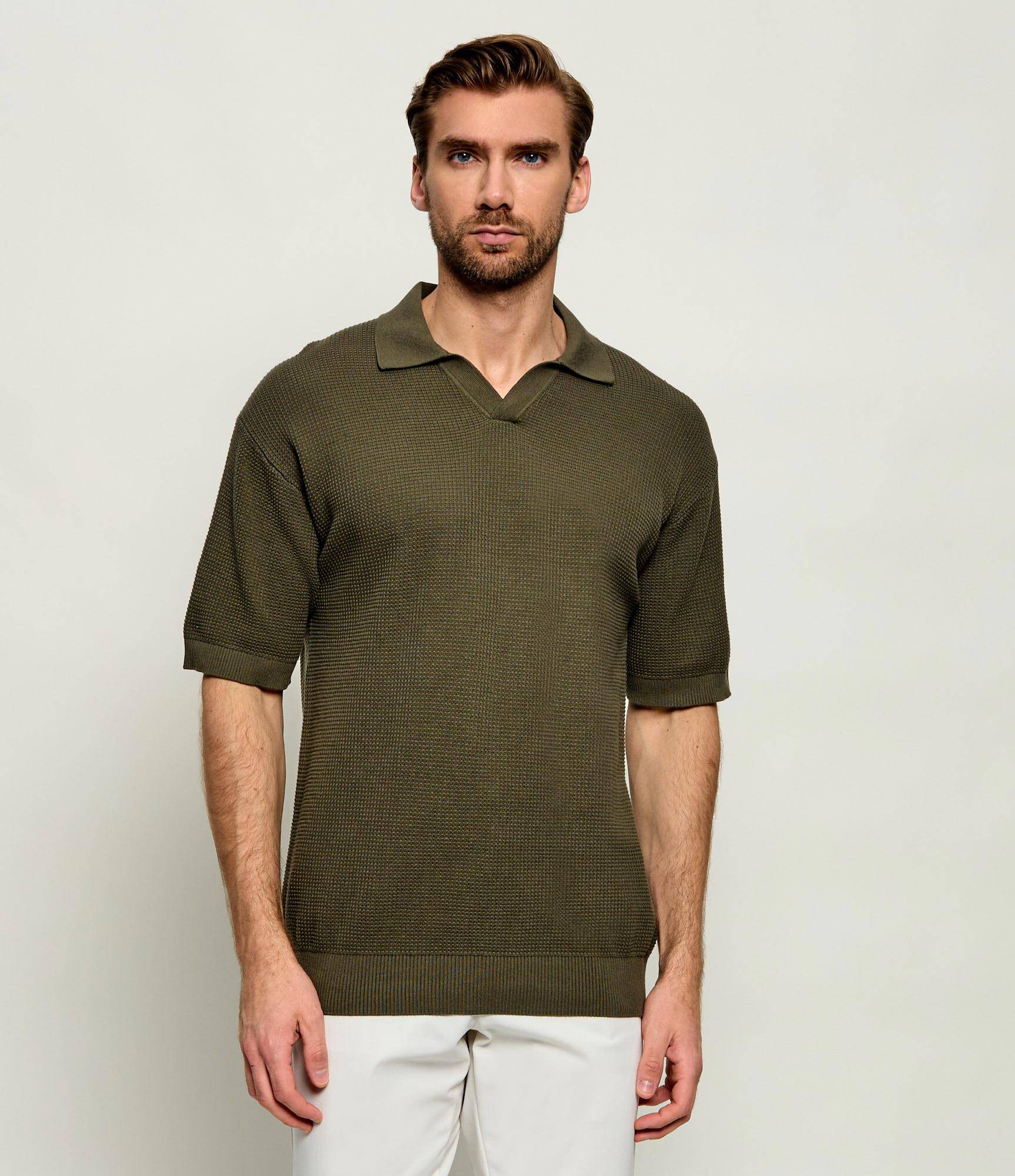 Vista frontal do polo de malha Kocello, na cor verde-oliva para homem em 100% algodão.