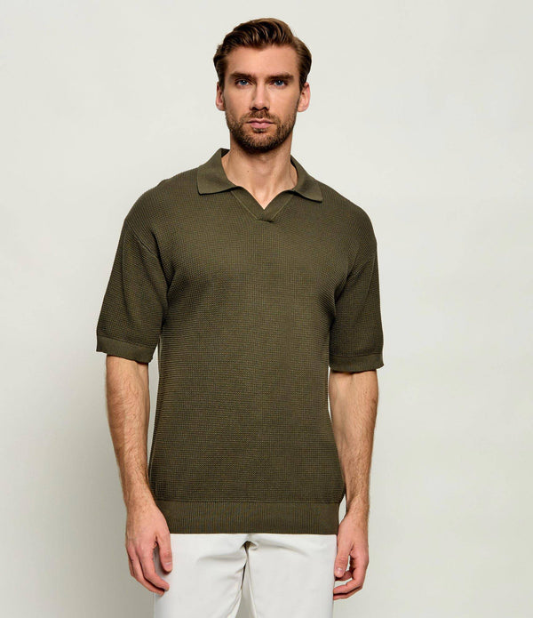 Vista frontal do polo de malha Kocello, na cor verde-oliva para homem em 100% algodão.