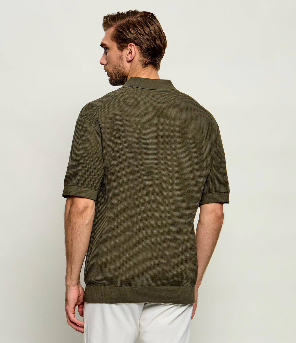 Vista traseira do Polo Kocello Boss, para homem em verde-oliva.