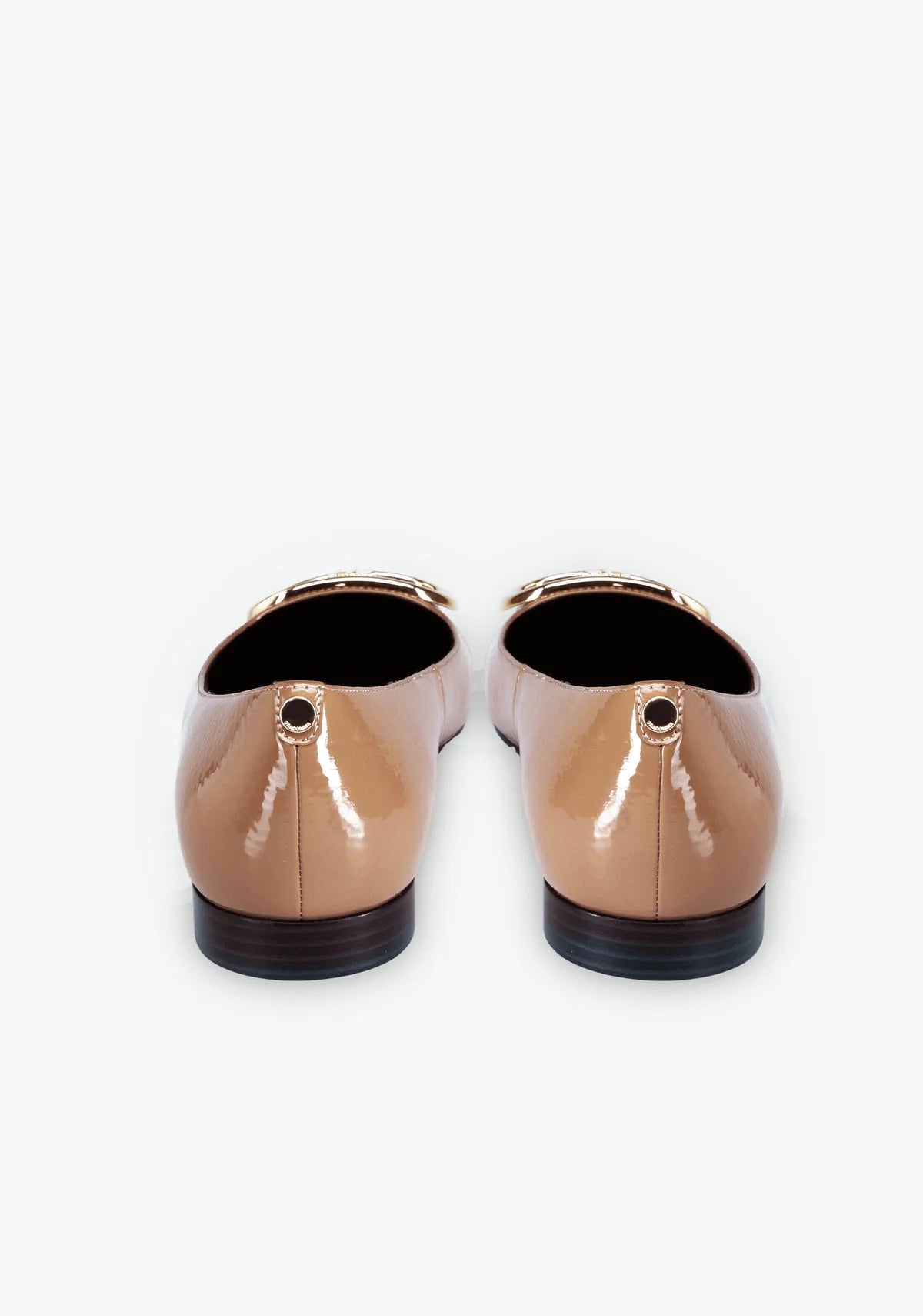 Sapatos Sabrina bico fino em verniz bege Fracomina - detalhe biqueira