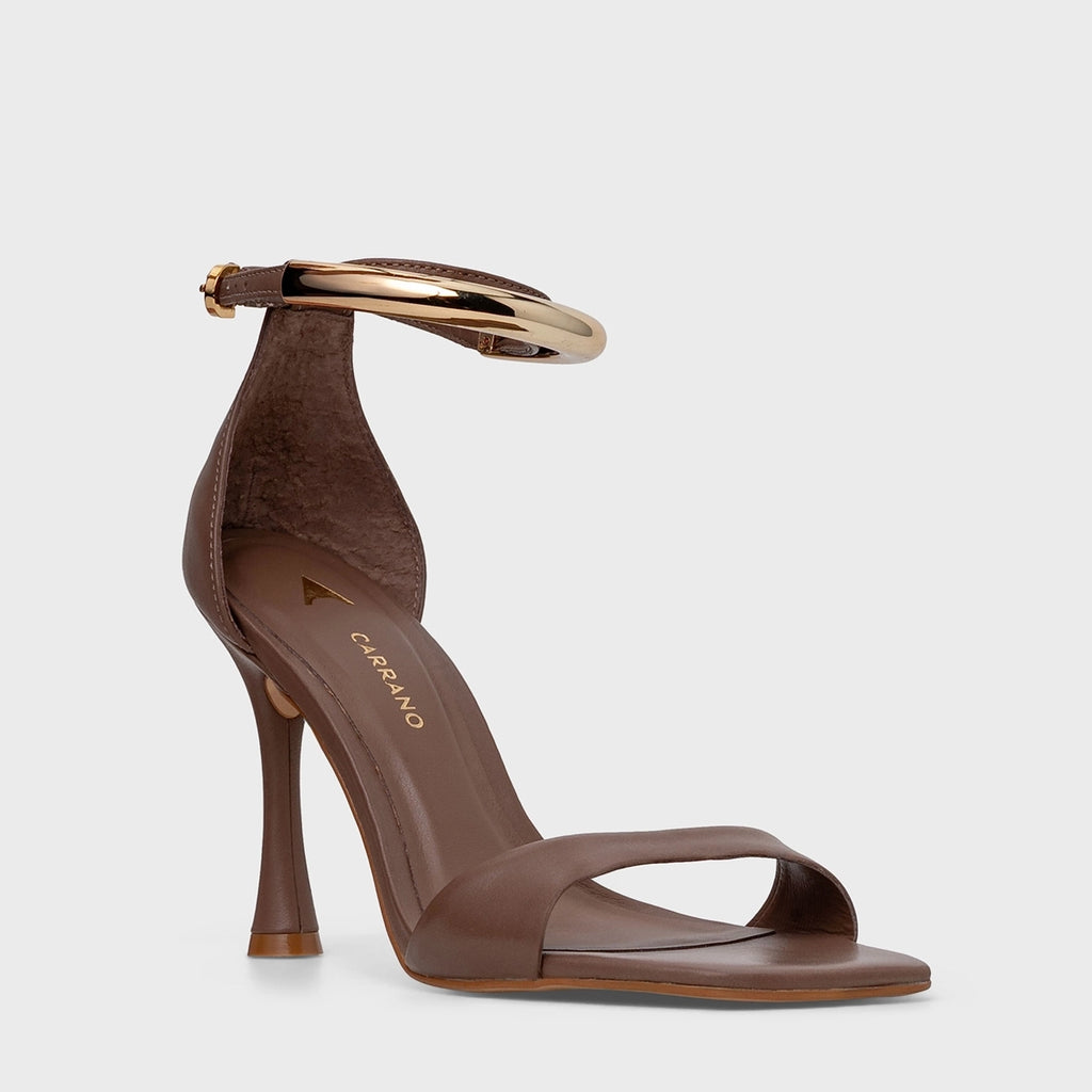 sandalia carrano glow salto fino em couro castanho e detalhe dourado