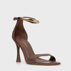 sandalia carrano glow salto fino em couro castanho e detalhe dourado