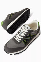 Sapatilha com logo Armani Exchange - vista superior par sapatilhas cinzentas sola preta logo AX
