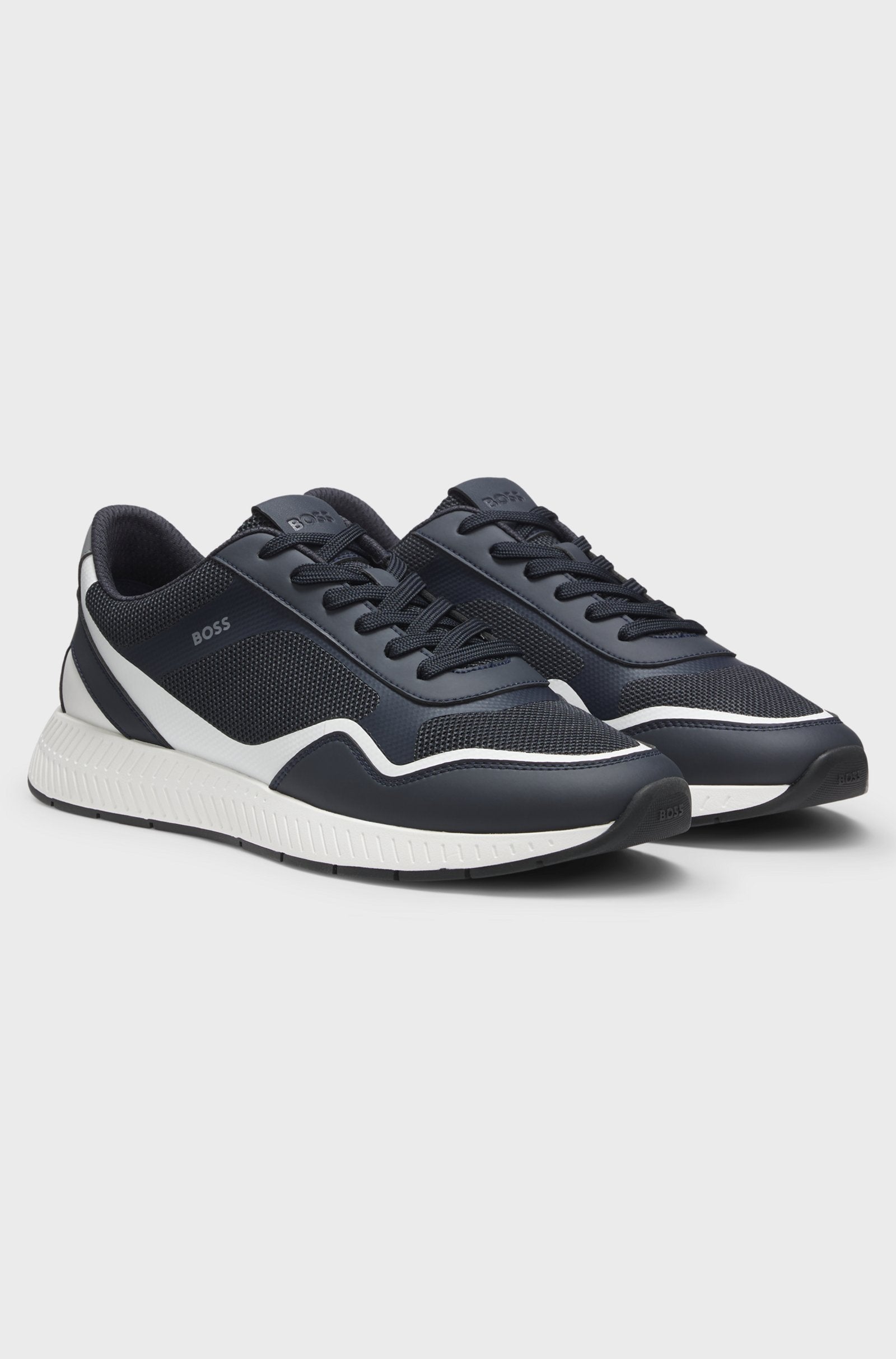 Sapatilha cor azul marinho com logo discreto boss para homem. 