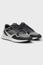 Sapatilha em tons de preto e branco com logo discreto boss para homem. 