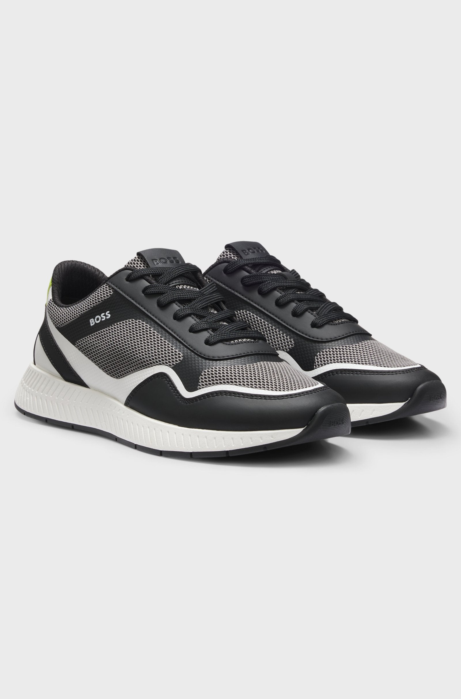Sapatilha em tons de preto e branco com logo discreto boss para homem. 