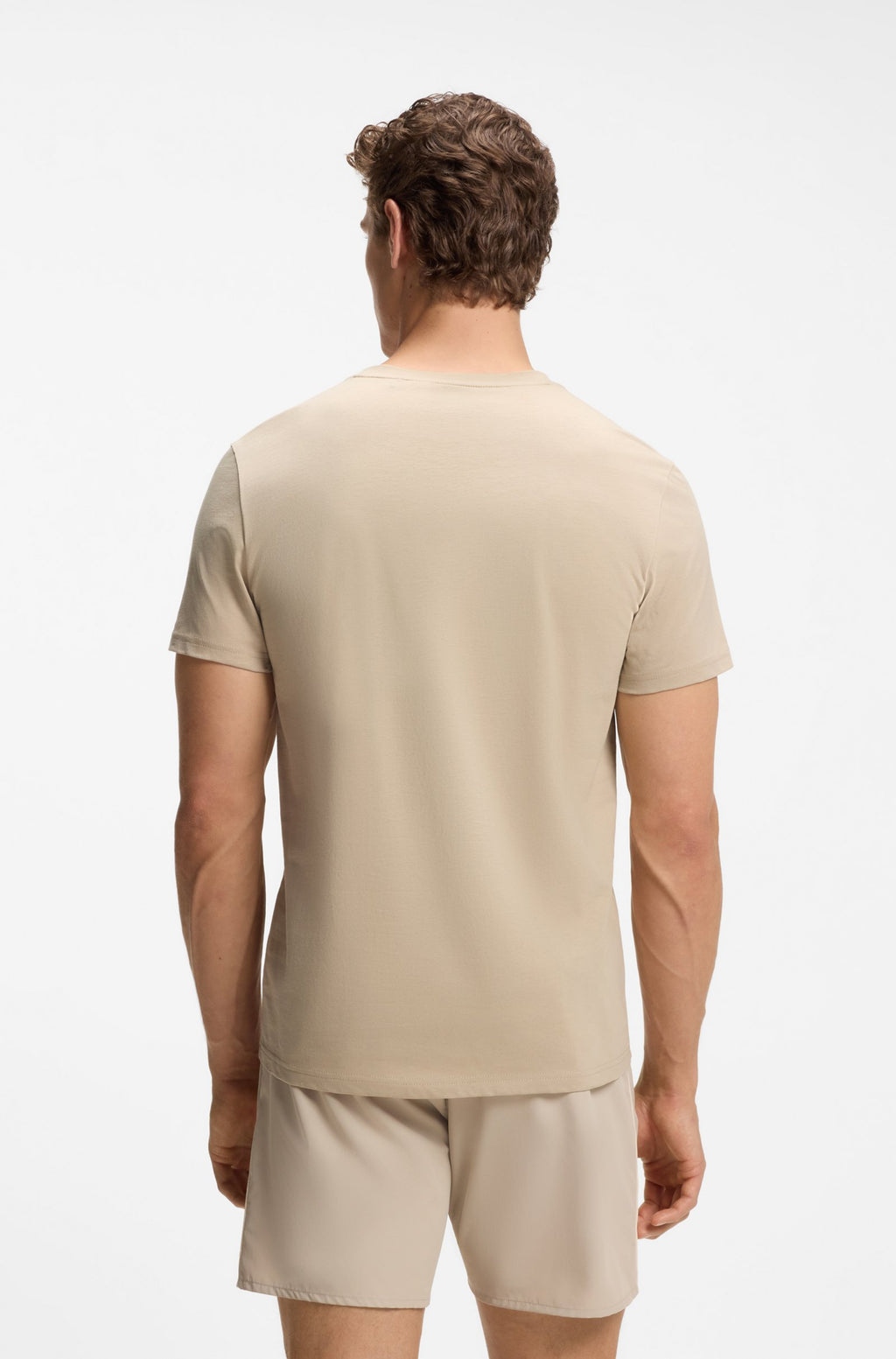 Modelo com T-shirt estampa logótipo BOSS - bege vista costas