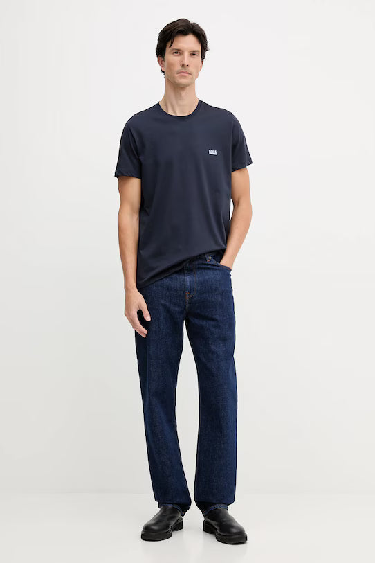 modelo com t-shirt basica de algodao boss em azul marinho