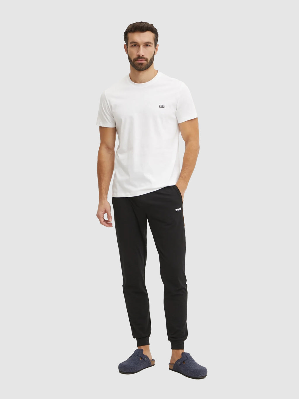 modelo com t-shirt basica de algodao boss em branco