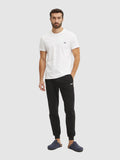 modelo com t-shirt basica de algodao boss em branco