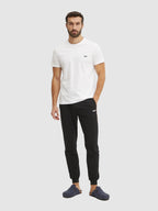 modelo com t-shirt basica de algodao boss em branco