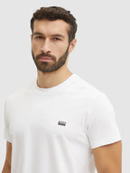 modelo com t-shirt basica de algodao boss em branco, detalhe logo preto