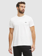 modelo com t-shirt basica de algodao boss, branco com logo preto