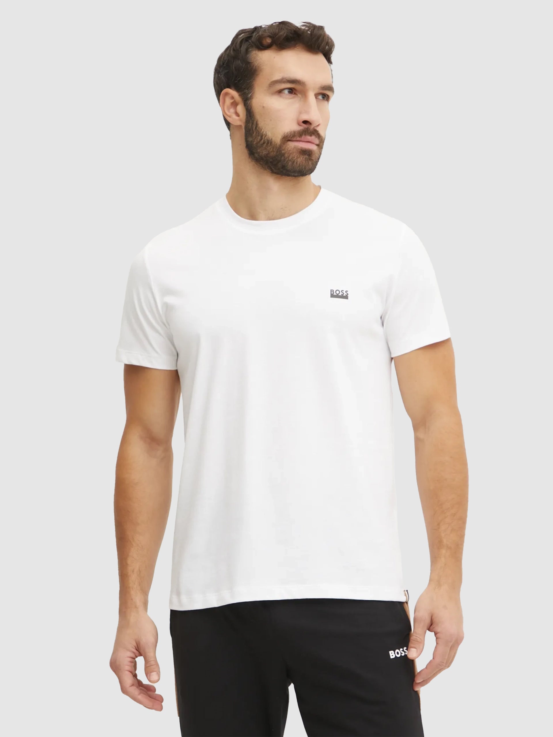 modelo com t-shirt basica de algodao boss, branco com logo preto