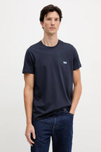 modelo com t-shirt basica de algodao boss em azul marinho, vista de frente