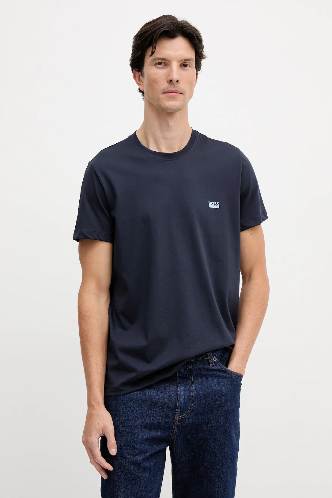 modelo com t-shirt basica de algodao boss em azul marinho, vista de frente