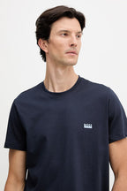 modelo com t-shirt basica de algodao boss em azul marinho