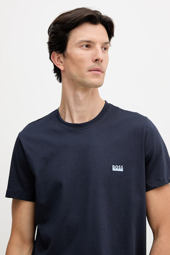 modelo com t-shirt basica de algodao boss em azul marinho