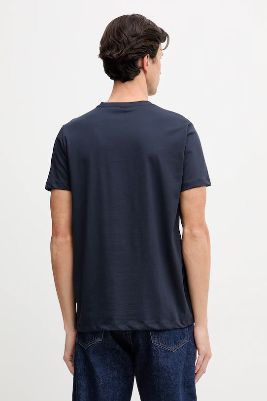 modelo com t-shirt basica de algodao boss em azul marinho, vista de costas